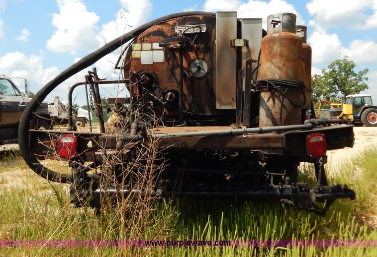 image for item G3474 1976 Dodge D800 oil distributor truck