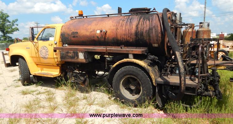 image for item G3474 1976 Dodge D800 oil distributor truck