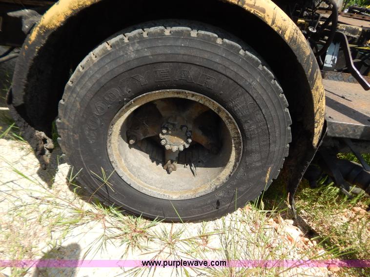 image for item G3474 1976 Dodge D800 oil distributor truck