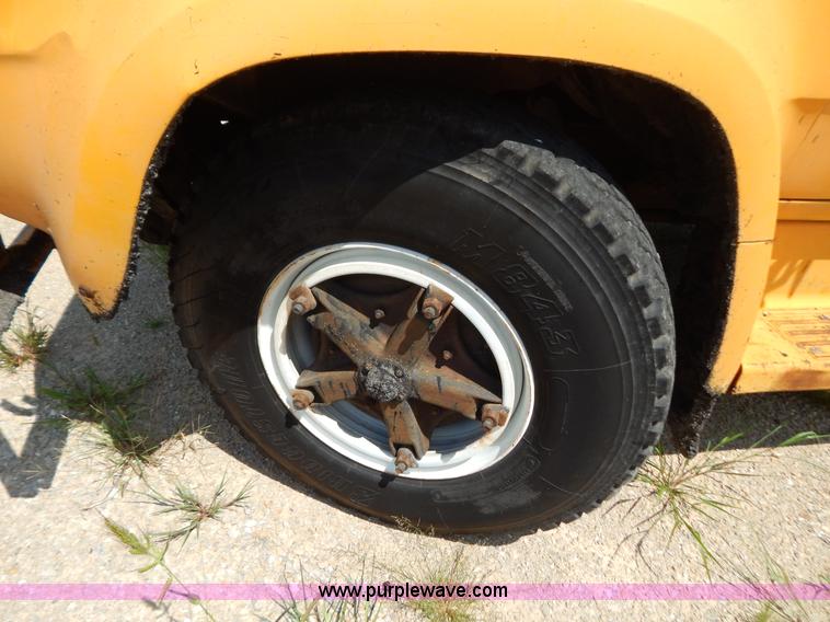 image for item G3474 1976 Dodge D800 oil distributor truck