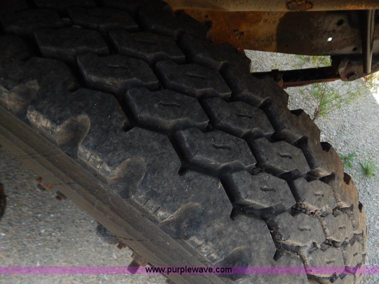 image for item G3474 1976 Dodge D800 oil distributor truck