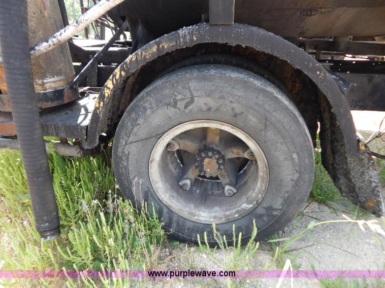 image for item G3474 1976 Dodge D800 oil distributor truck