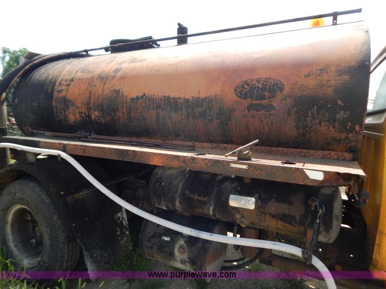 image for item G3474 1976 Dodge D800 oil distributor truck