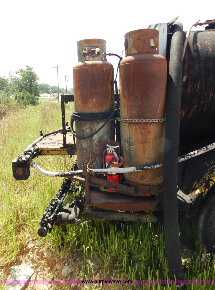 image for item G3474 1976 Dodge D800 oil distributor truck