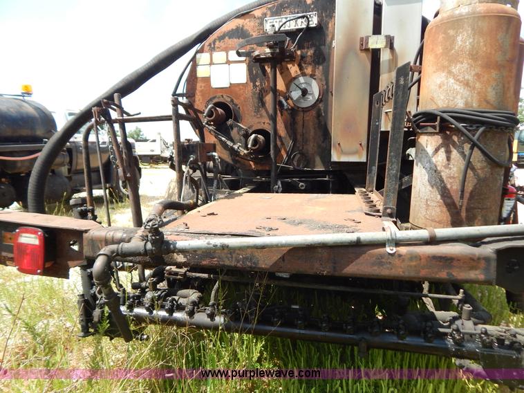 image for item G3474 1976 Dodge D800 oil distributor truck