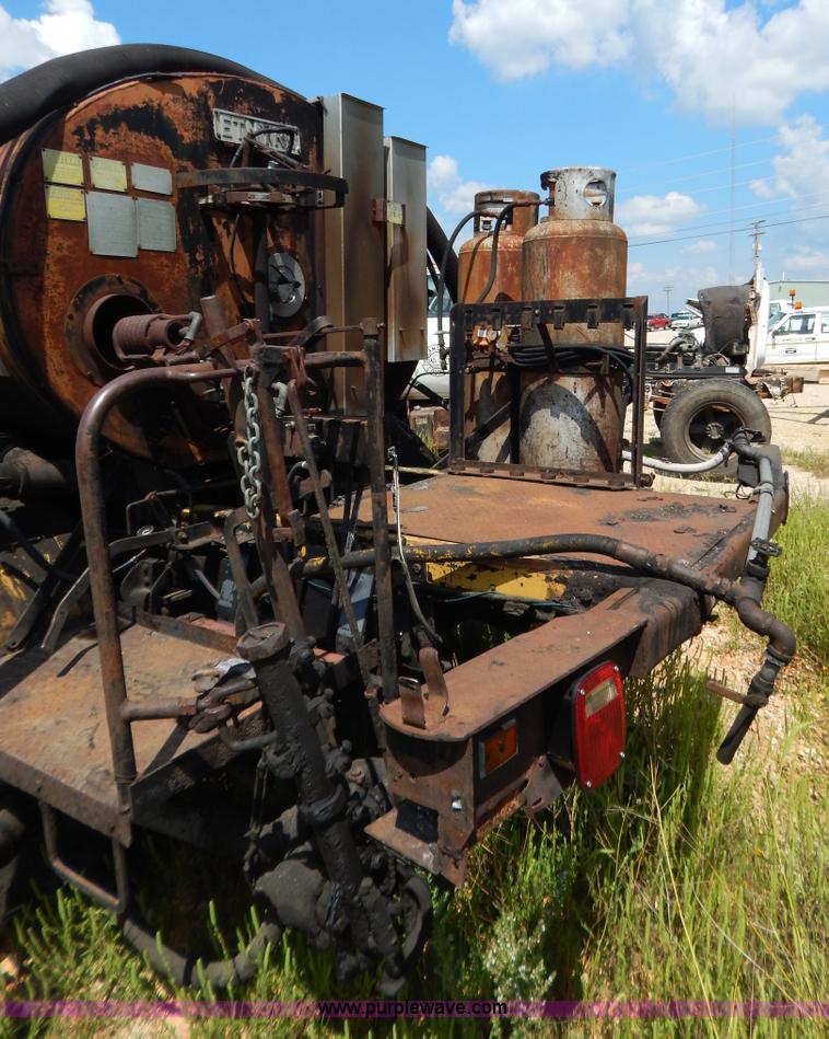 image for item G3474 1976 Dodge D800 oil distributor truck