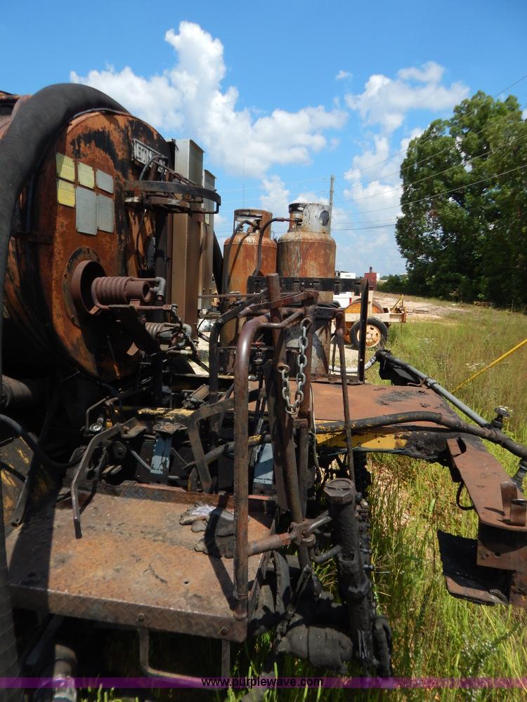 image for item G3474 1976 Dodge D800 oil distributor truck