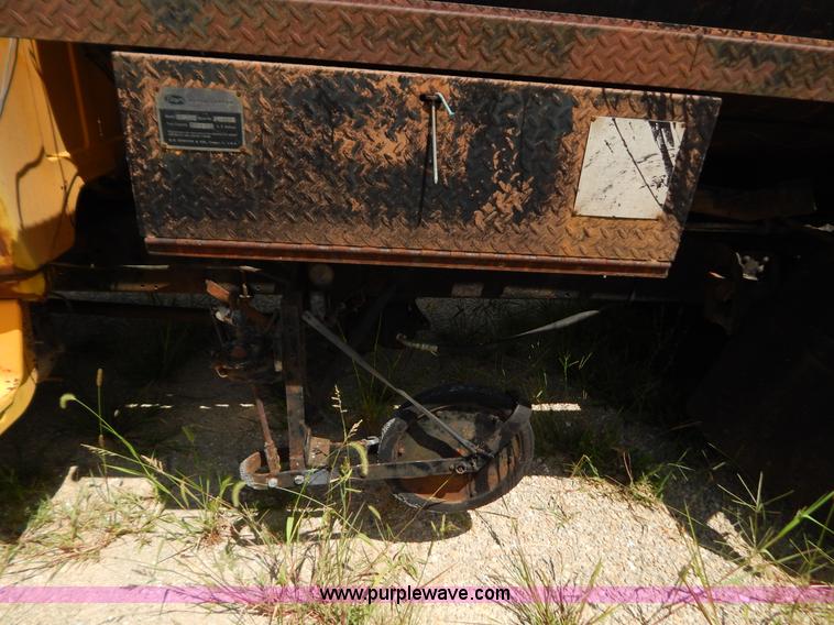 image for item G3474 1976 Dodge D800 oil distributor truck