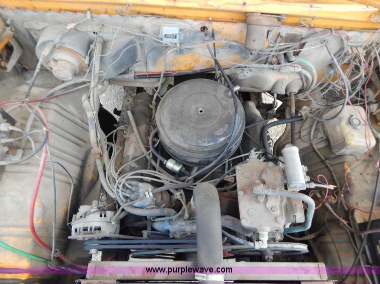 image for item G3474 1976 Dodge D800 oil distributor truck