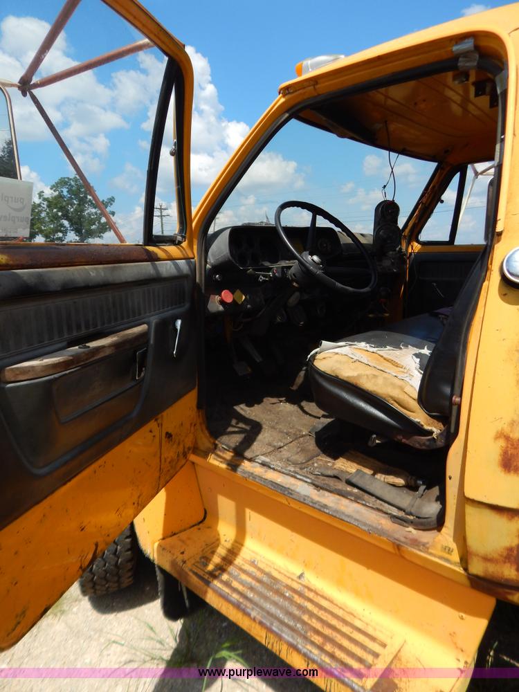 image for item G3474 1976 Dodge D800 oil distributor truck