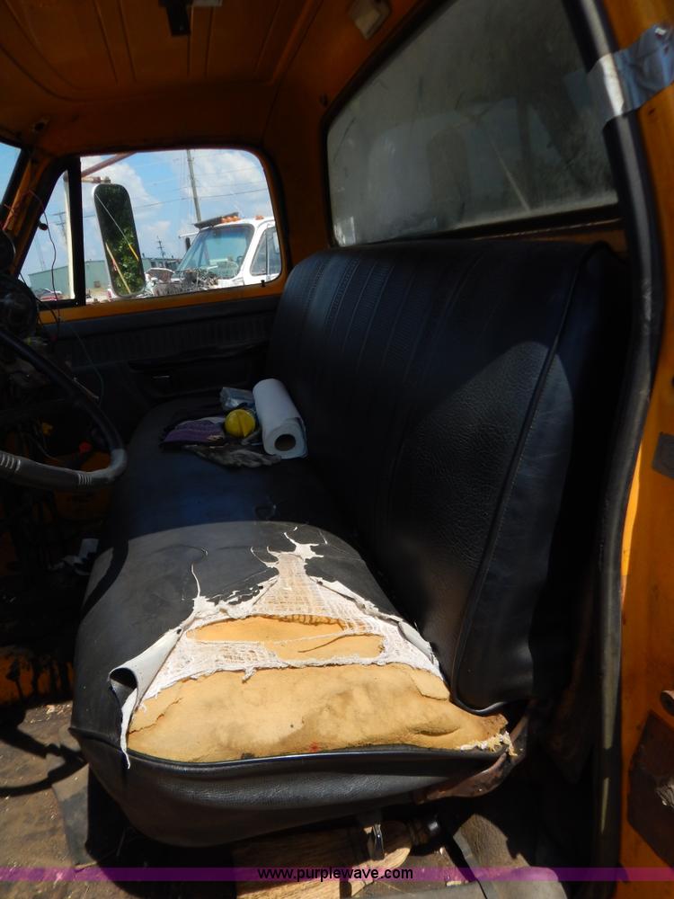 image for item G3474 1976 Dodge D800 oil distributor truck