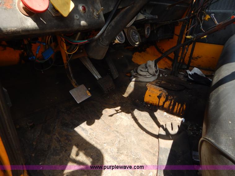 image for item G3474 1976 Dodge D800 oil distributor truck