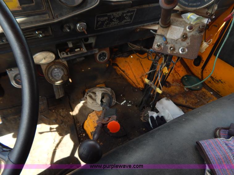 image for item G3474 1976 Dodge D800 oil distributor truck