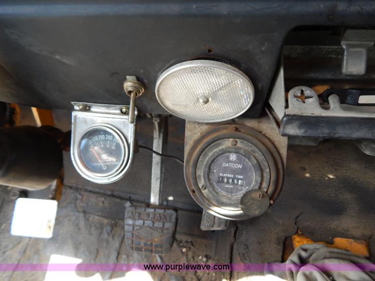 image for item G3474 1976 Dodge D800 oil distributor truck