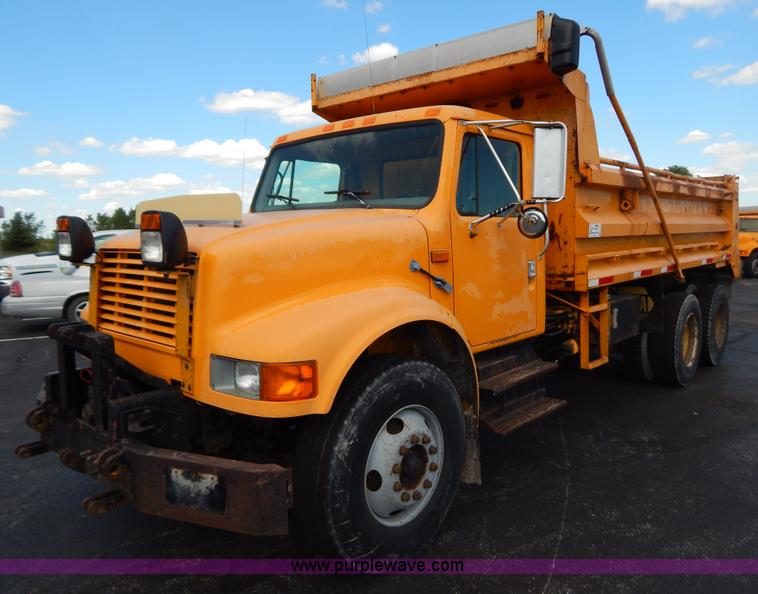image for item G3481 1998 International 4900 tandem axle dump truck