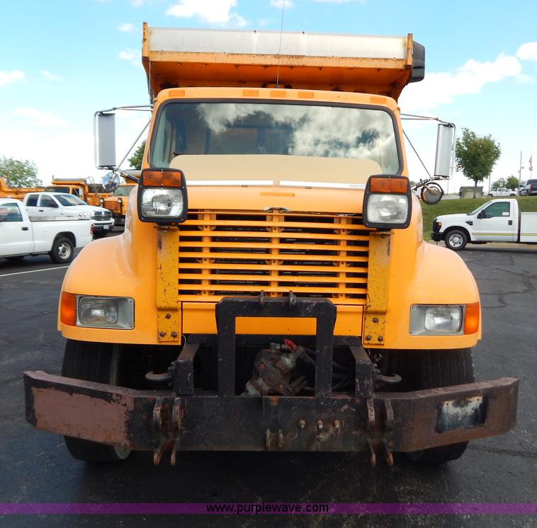 image for item G3481 1998 International 4900 tandem axle dump truck