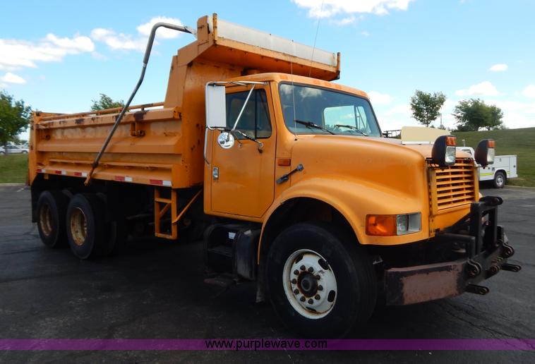 image for item G3481 1998 International 4900 tandem axle dump truck