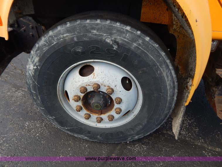 image for item G3481 1998 International 4900 tandem axle dump truck