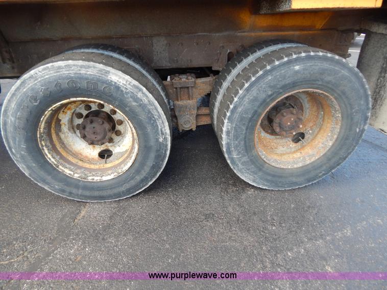 image for item G3481 1998 International 4900 tandem axle dump truck
