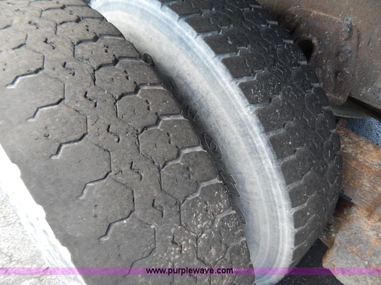 image for item G3481 1998 International 4900 tandem axle dump truck