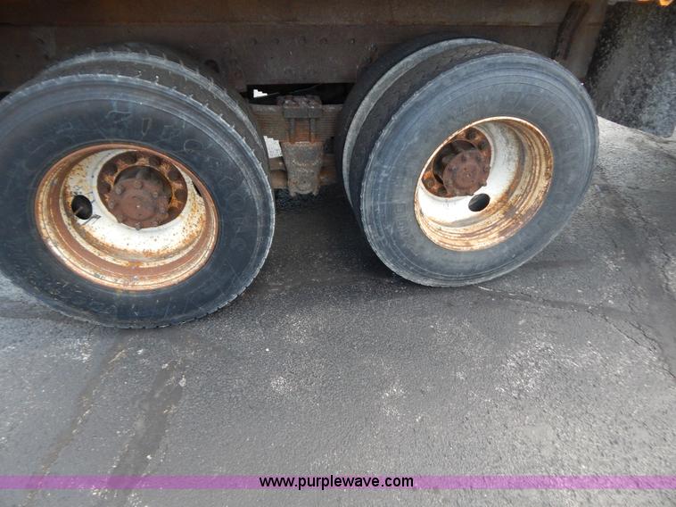 image for item G3481 1998 International 4900 tandem axle dump truck