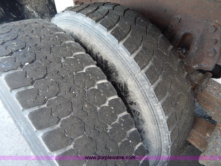 image for item G3481 1998 International 4900 tandem axle dump truck