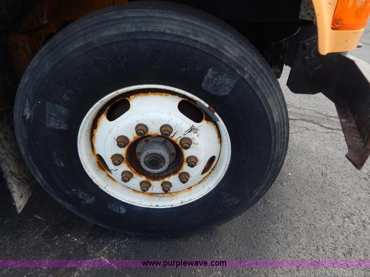 image for item G3481 1998 International 4900 tandem axle dump truck