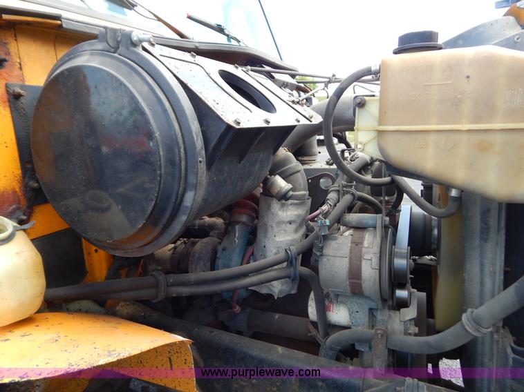 image for item G3481 1998 International 4900 tandem axle dump truck
