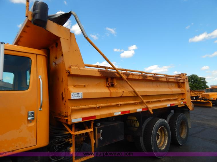 image for item G3481 1998 International 4900 tandem axle dump truck