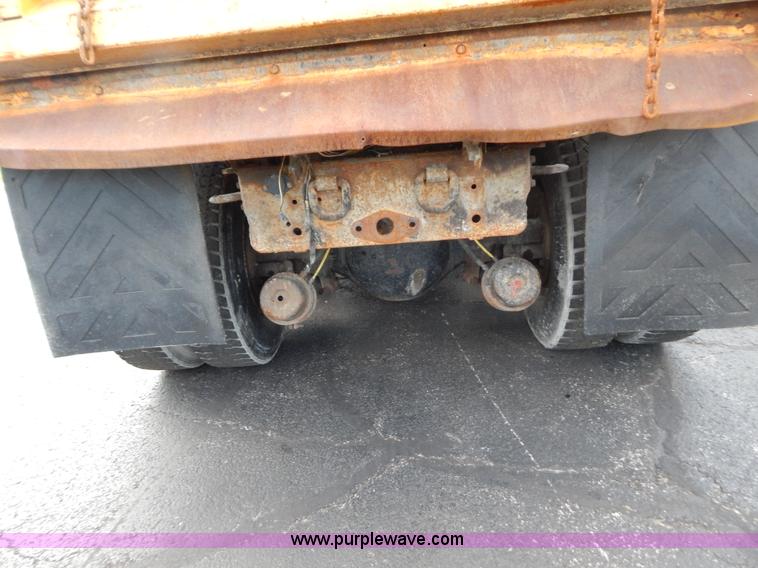 image for item G3481 1998 International 4900 tandem axle dump truck