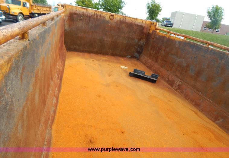 image for item G3481 1998 International 4900 tandem axle dump truck