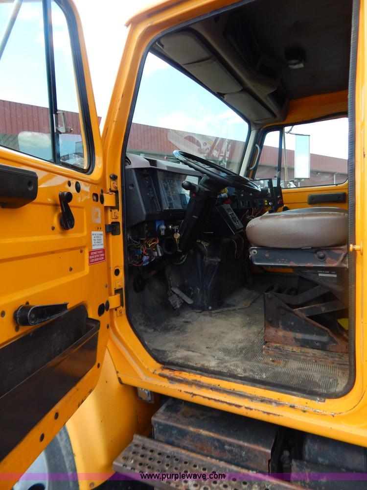 image for item G3481 1998 International 4900 tandem axle dump truck