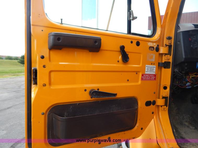 image for item G3481 1998 International 4900 tandem axle dump truck