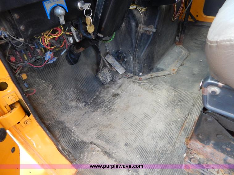 image for item G3481 1998 International 4900 tandem axle dump truck