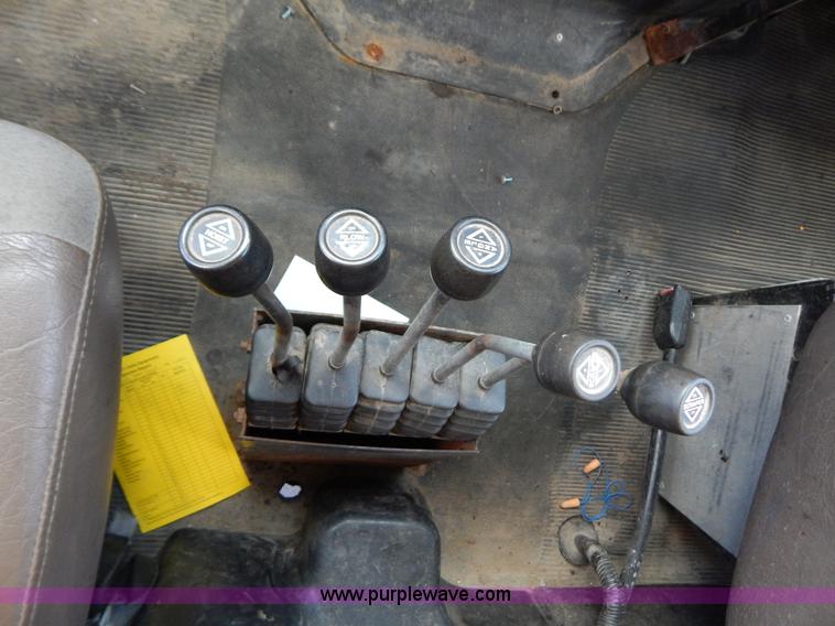 image for item G3481 1998 International 4900 tandem axle dump truck