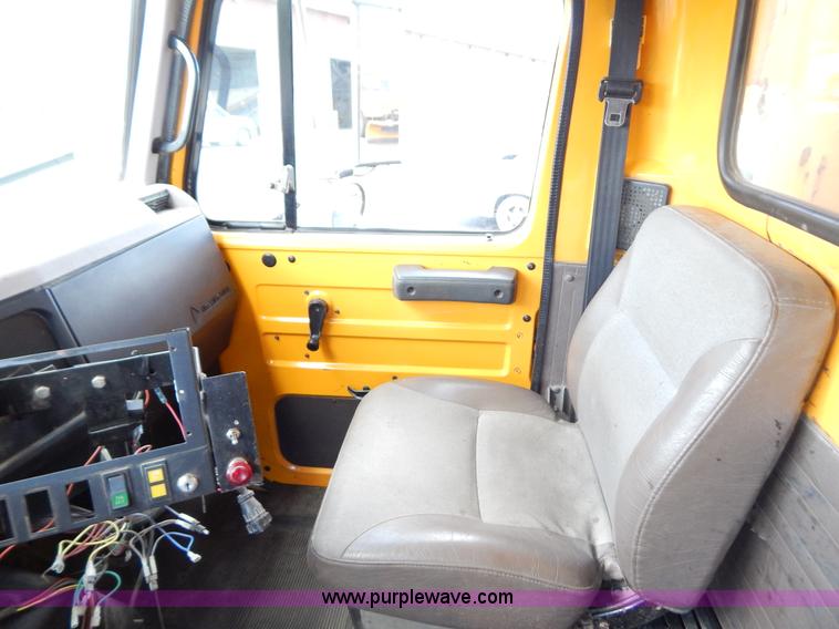 image for item G3481 1998 International 4900 tandem axle dump truck