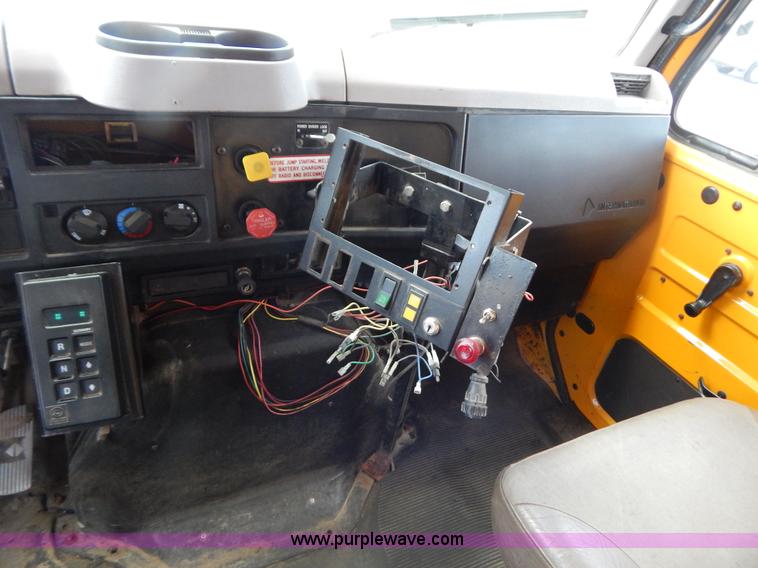 image for item G3481 1998 International 4900 tandem axle dump truck