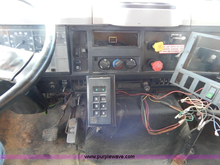 image for item G3481 1998 International 4900 tandem axle dump truck