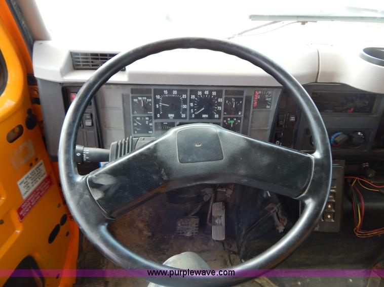 image for item G3481 1998 International 4900 tandem axle dump truck