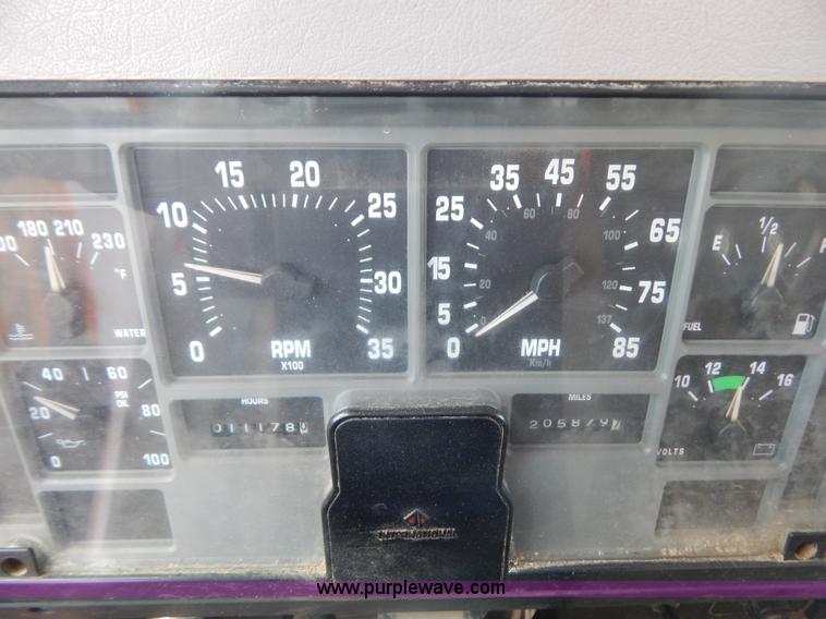 image for item G3481 1998 International 4900 tandem axle dump truck