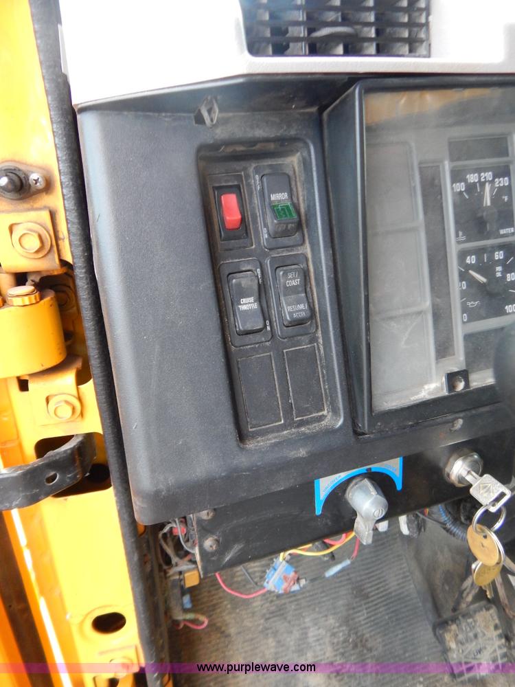 image for item G3481 1998 International 4900 tandem axle dump truck