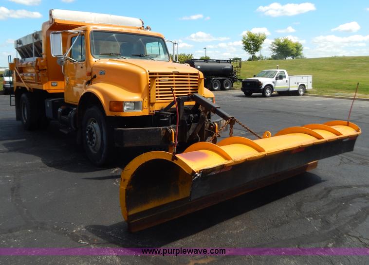 image for item G3482 2000 International 4900 dump truck