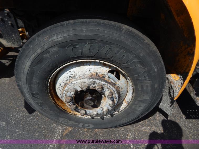 image for item G3482 2000 International 4900 dump truck