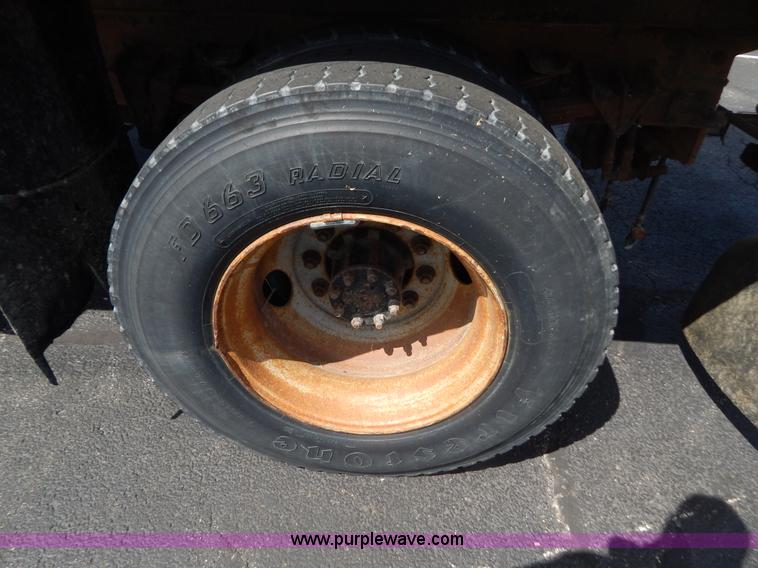 image for item G3482 2000 International 4900 dump truck