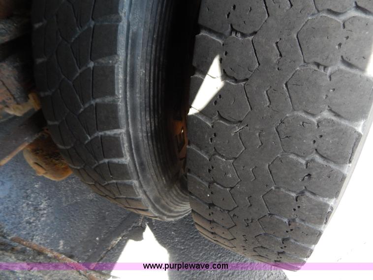 image for item G3482 2000 International 4900 dump truck