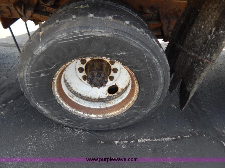 image for item G3482 2000 International 4900 dump truck