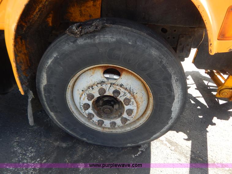 image for item G3482 2000 International 4900 dump truck