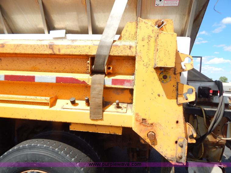image for item G3482 2000 International 4900 dump truck
