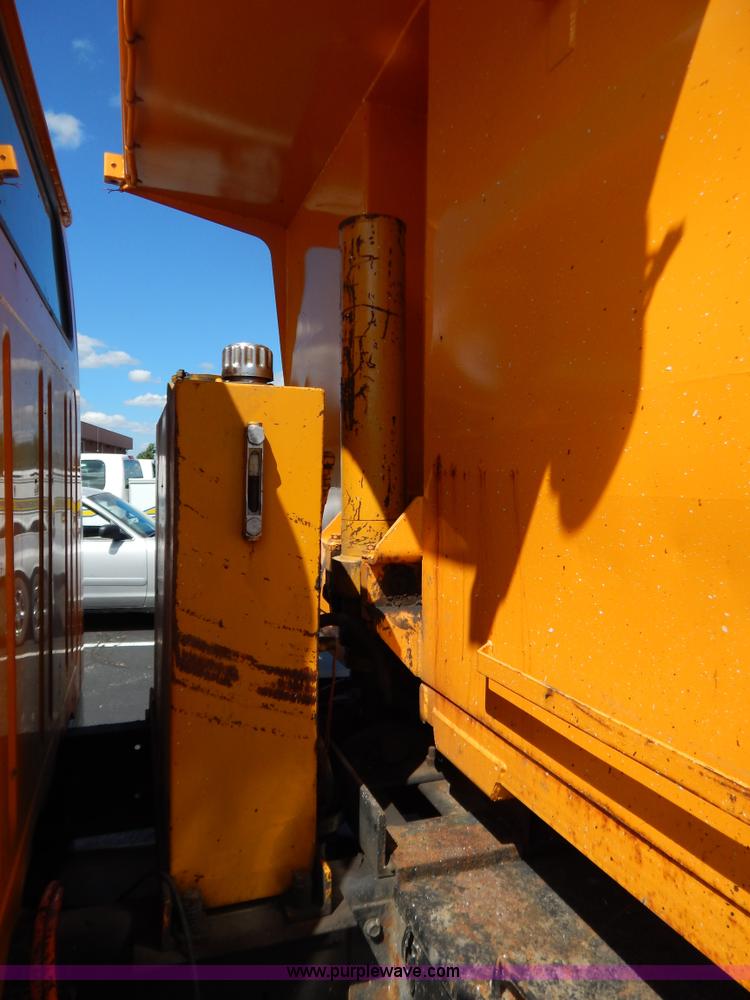 image for item G3482 2000 International 4900 dump truck