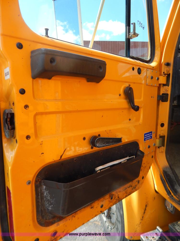 image for item G3482 2000 International 4900 dump truck